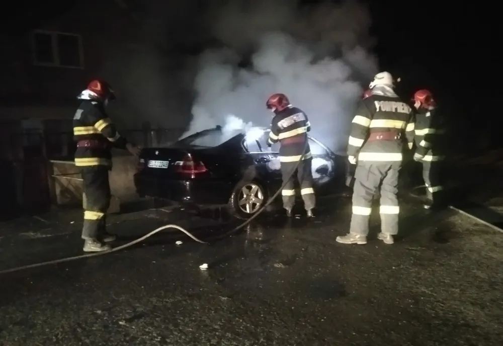 O mașină a ars ca o torță noaptea trecută în comuna Deleni
