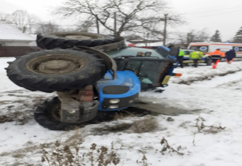 Un bărbat a ajuns la spital după ce s-a răsturnat cu tractorul în șanț