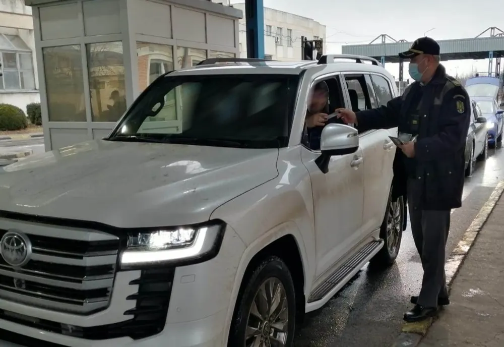 Două persoane care nu aveau dreptul de a conduce, surprinse la volan de polițiștii de frontieră hușeni