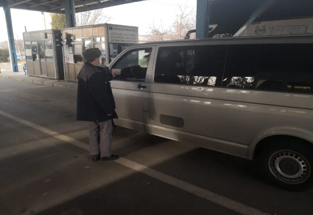 Fals procurat cu 200 de euro, descoperit la controlul de frontieră