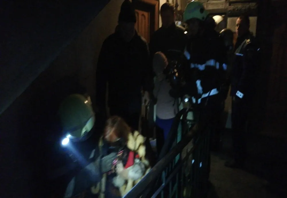 VIDEO - Bârlad:  70 de persoane au fost evacuate, iar 4 persoane au avut nevoie de îngrijiri medicale după un incendiu într-un bloc de locuințe sociale
