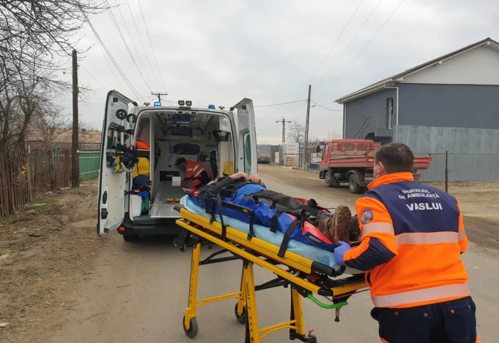 Un bărbat din Pochidia a ajuns la spital după ce a căzut un perete peste el
