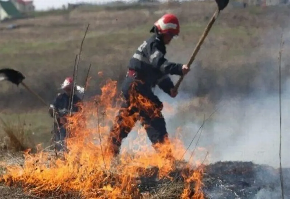 Incendiu puternic la Mânzați. Un bărbat de 55 de ani a ajuns la spital. Mai multe locuințe în pericol să ia foc