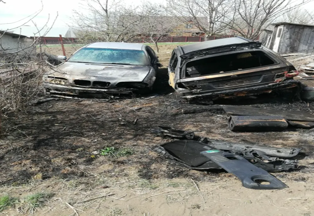 Două autoturisme făcute scrum de un incendiu 