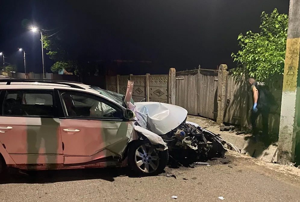 O mașină s-a izbit într-un stâlp la Bursuci. O gravidă și un copil în vârstă de doi ani, transportați la spital
