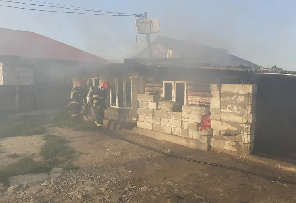 Un scandal între vecini s-a lăsat cu FOC! Pentru stingerea incendiului, pompierii au fost păziți de polițiști