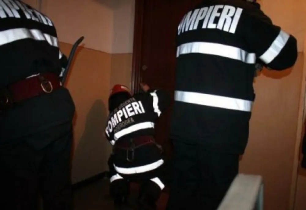 O fetiță în vârstă de 7 ani din Vaslui nu răspundea la ușă. Cum au găsit-o pompierii după ce au forțat intrarea