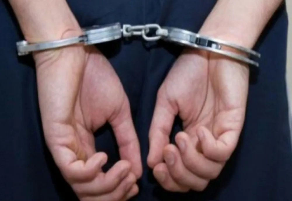Un individ de 39 de ani, arestat după ce a bătut măr doi frați cu vârste de 60 și 63 de ani. Medicii au considerat că viețile le-au fost puse în pericol