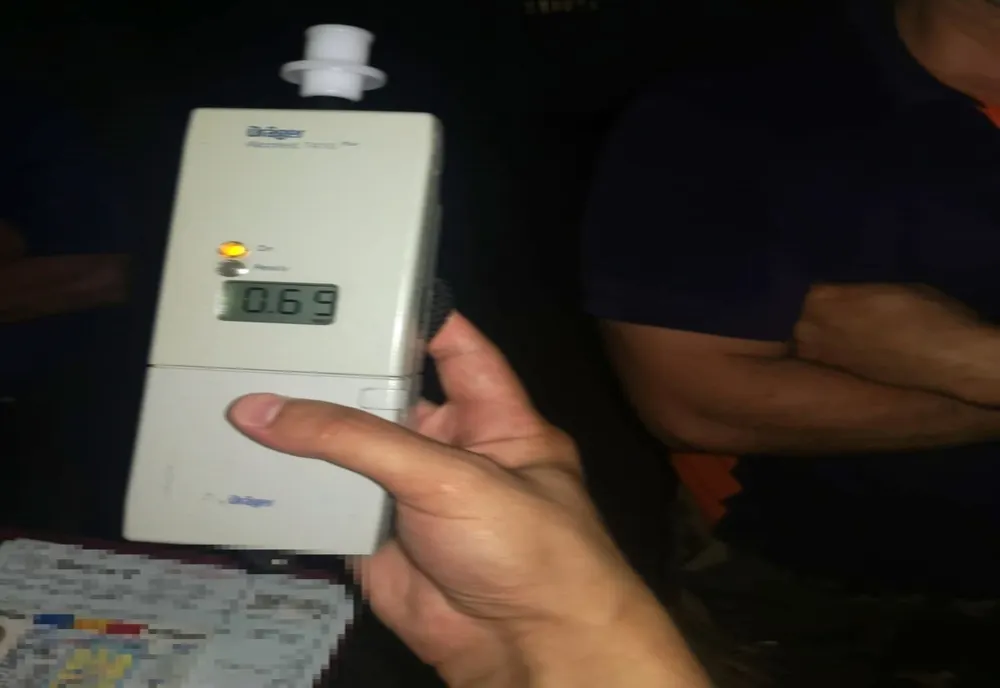 Un hușean a urcat beat la volan și a ieșit cu mașina în decor. Ce alcoolemie avea