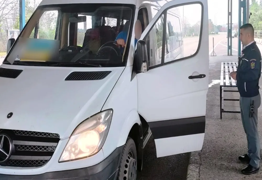 Descoperit la controlul de frontieră cu un permis fals 