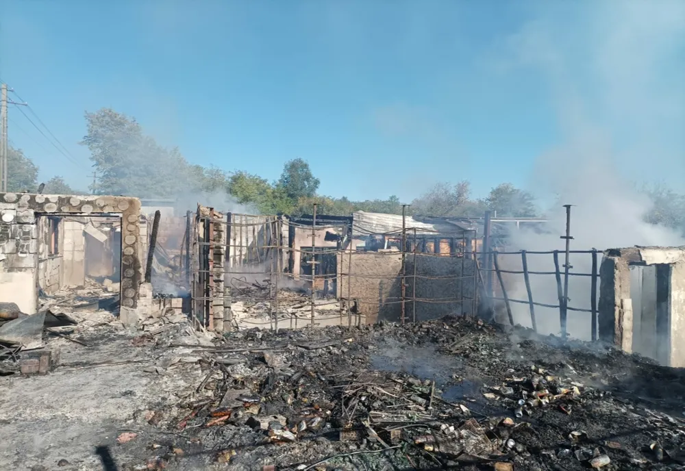 Prăpăd în urma unui incendiu izbucnit într-un spațiu comercial și o locuință din Vovriești