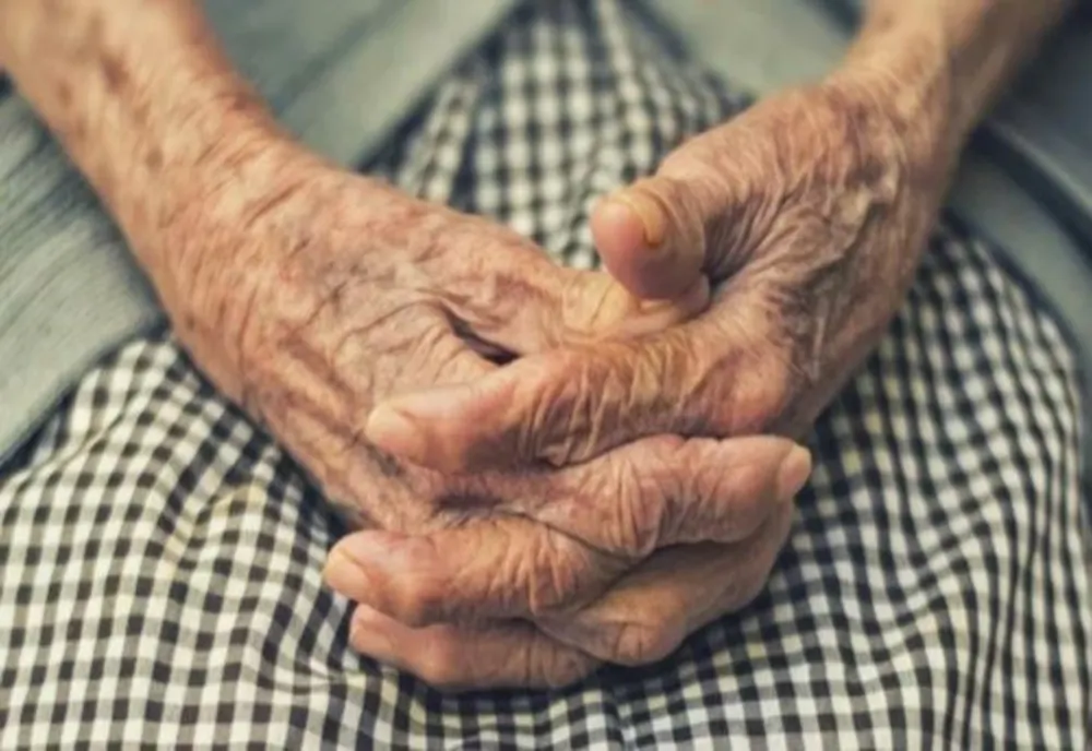 O bătrână de 103 ani a reușit să scape cu viață după ce a fost atacată cu sălbăticie în propria casă. LECȚIA de viață dată agresorului