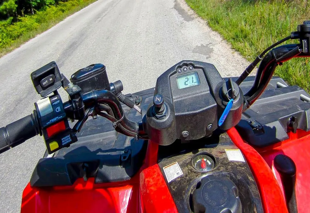 O adolscentă s-a ales cu dosar penal după ce a condus un ATV neîmatriculat și fără permis de conducere