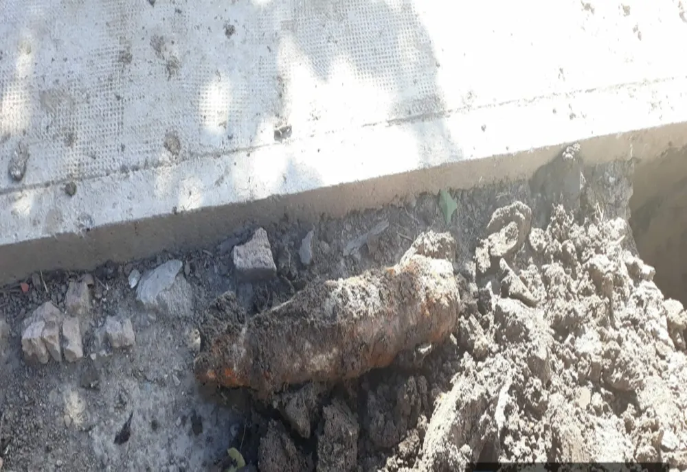 Pericol de moarte pentru o chipă de muncitori care făceau lucrări la o conductă de apă: au săpat până au dat de un proiectil!