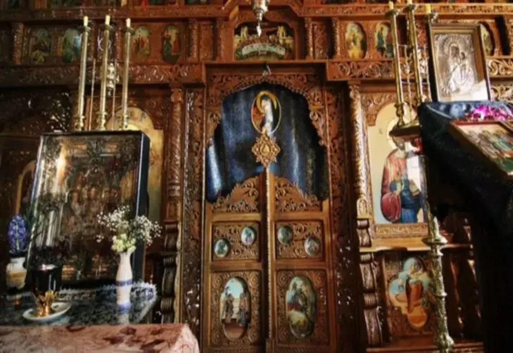 Un preot a făcut infarct în timpul slujbei - transportat la spital, în stare gravă. Detaliul care a alertat enoriașii: cum l-au găsit în altar - VIDEO