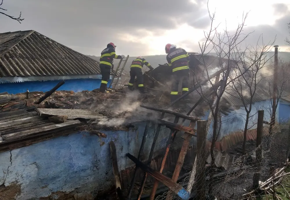 O femeie de 91 de ani a suferit un șoc când și-a vazut locuința în flăcări. Pompierii au intervenit la timp