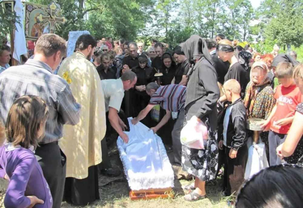 Înmormântare fără mort în Vaslui. Oamenii au mâncat și pomana