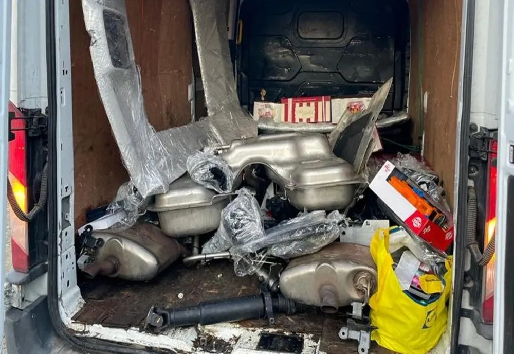Mașină furată din Italia, transportată pe bucăți 