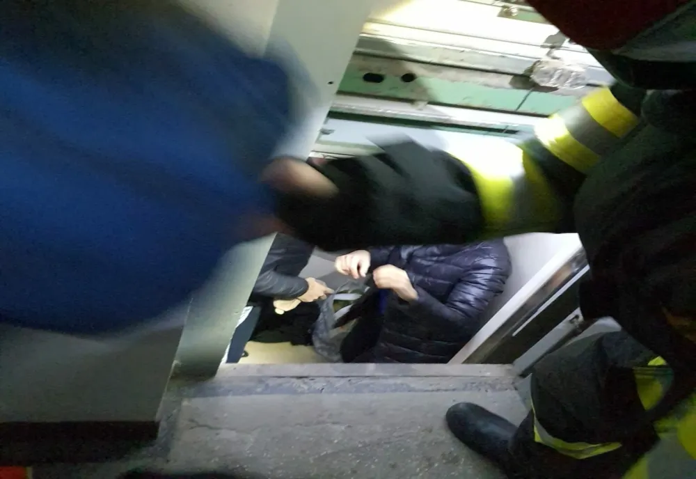 Trei persoane blocate în lift! Au intervenit pompierii