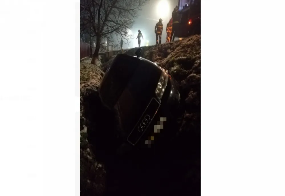 Un autoturism a ajuns într-un șanț de la intrarea în Huși