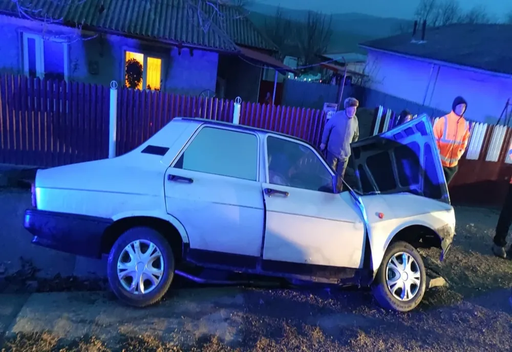 Un autoturism s-a izbit de un cap de pod la Rateșul Cuzei