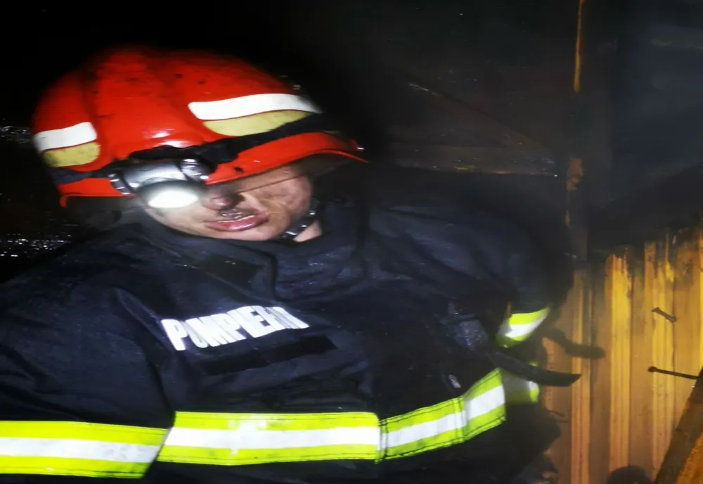 Un incendiu a cuprins acoperișul unei clădiri din comuna Dimitrie Cantemir