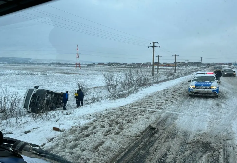 VIDEO - Un microbuz a ieșit de pe carosabil din cauza zăpezii, în apropiere de Bârlad