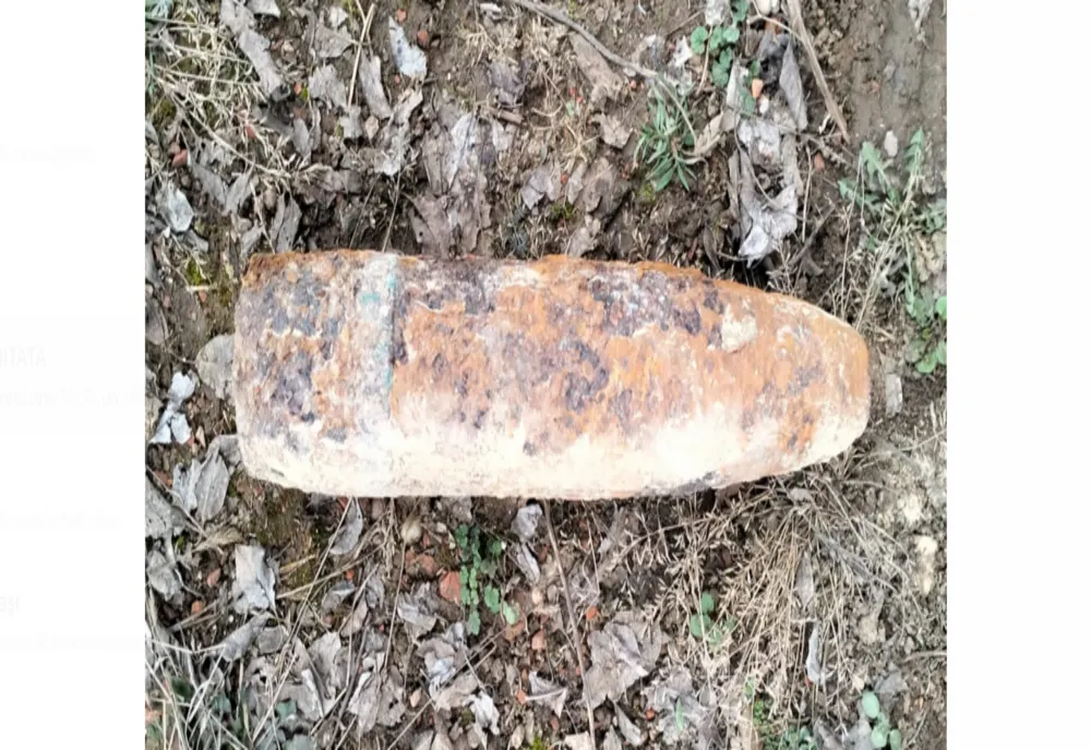 Un bărbat care săpa în gospodărie a dat peste un proiectil exploziv