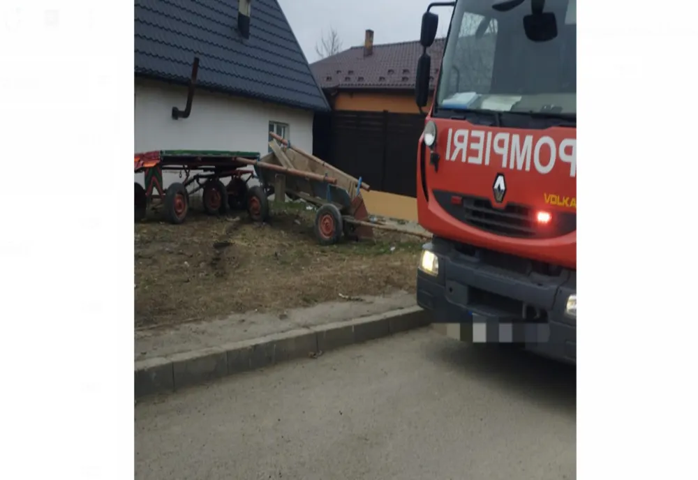 Două căruțe, scoase de pe carosabil, pe o stradă din Bârlad