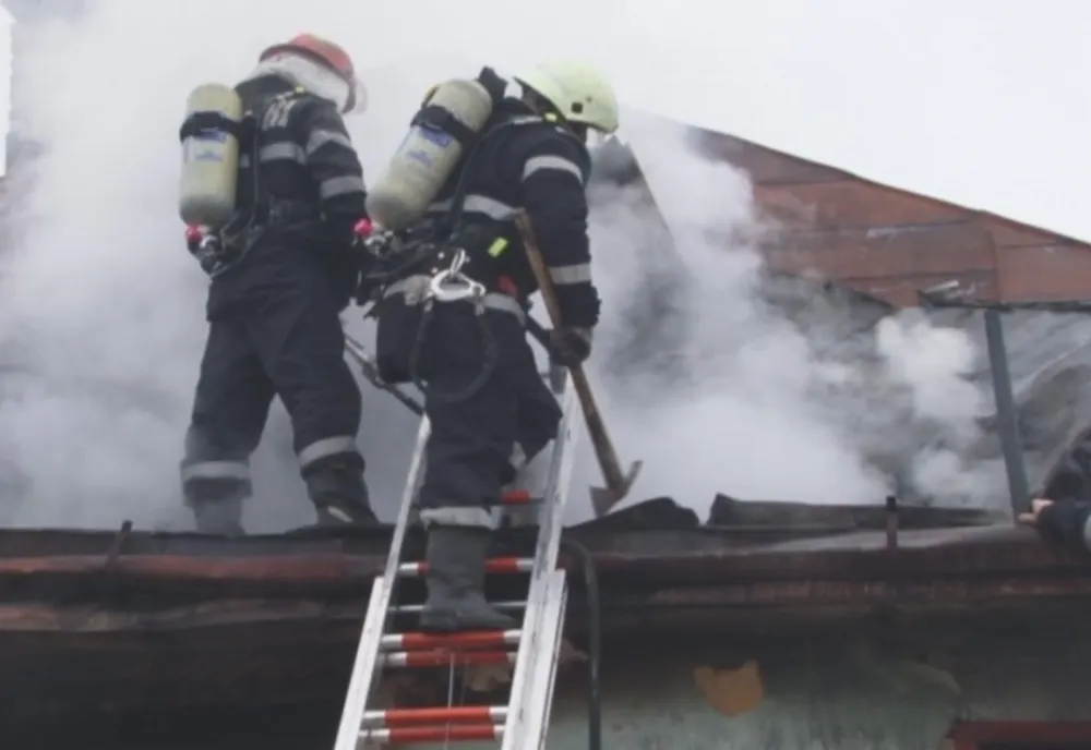 Trei case au luat foc în ultimele 24 de ore din cauza coșurilor de fum defecte