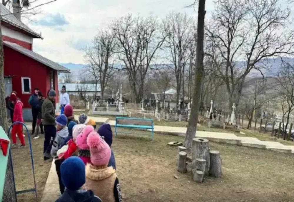 Copii de grădiniță și elevi din ciclul primar, nevoiți să învețe în prăznicarul din cimitir! Dezacord major între DSP și Prefectură: protest al părinților