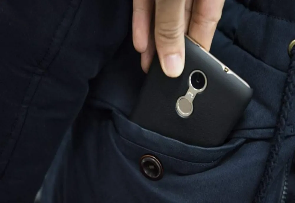 O femeie de 75 de ani care se afla într-o piață din Vaslui la cumpărături, a rămas fără telefonul mobil. Cum l-a recuperat