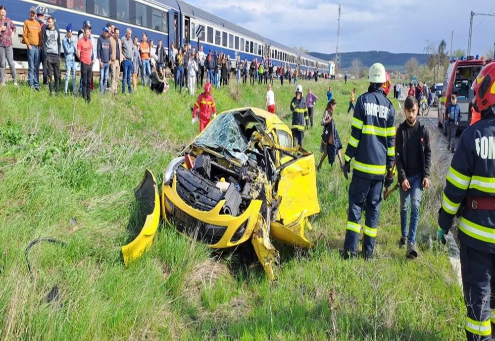 Un autoturism a fost lovit de un tren la Roșiești