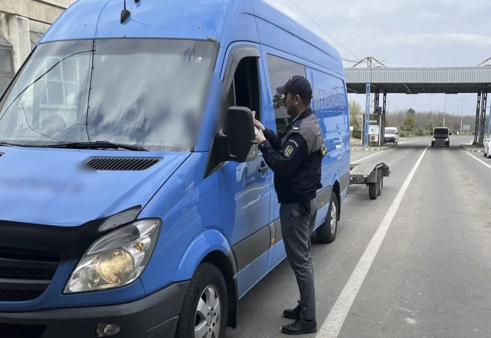 Pieton surprins la volan, sancționat penal de polițiștii de frontieră hușeni