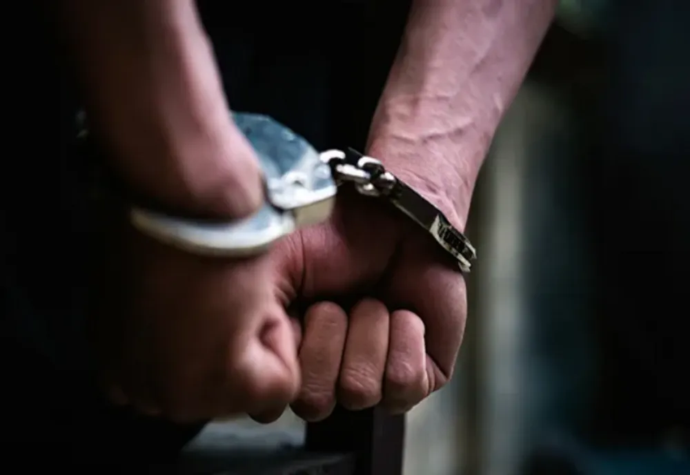 Doi hoți din Bârlad care spărgeau magazine și furau țigări, prinși de polițiști