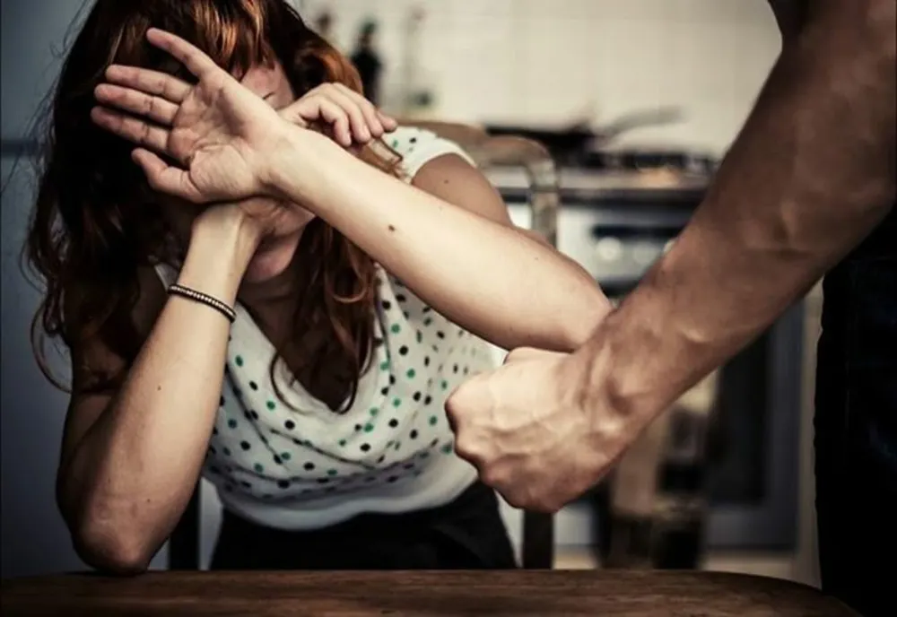 Profesoară agresată de soț chiar în fața școlii, în văzul elevilor. „A fost doar o ceartă în familie!”