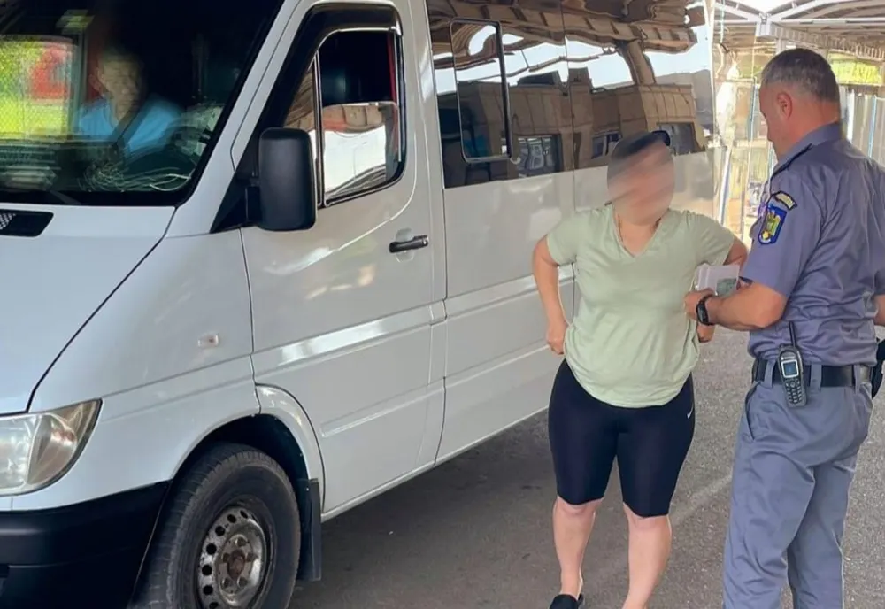 Conducea un ansamblu rutier,  fără să deţină permis de conducere valabil pentru aceasta