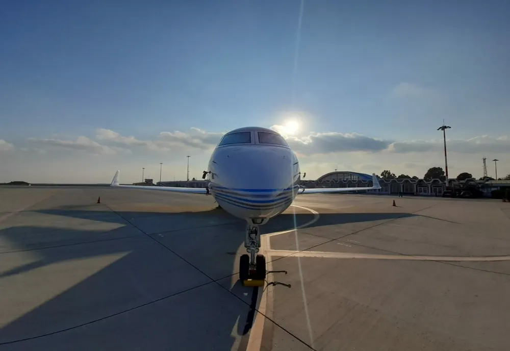 TRAFIC AERIAN DAT PESTE CAP PE AEROPORTUL DIN CLUJ. DOUĂ ZBORURI AU FOST DEVATE, DUPĂ CE UN AVION A RĂMAS BLOCAT PE PISTĂ. PILOTUL, PRELUAT INCONȘTIENT