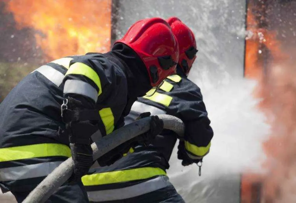 Incendiu masiv într-o hală din Vaslui. Intervenție de amploare a pompierilor - VIDEO