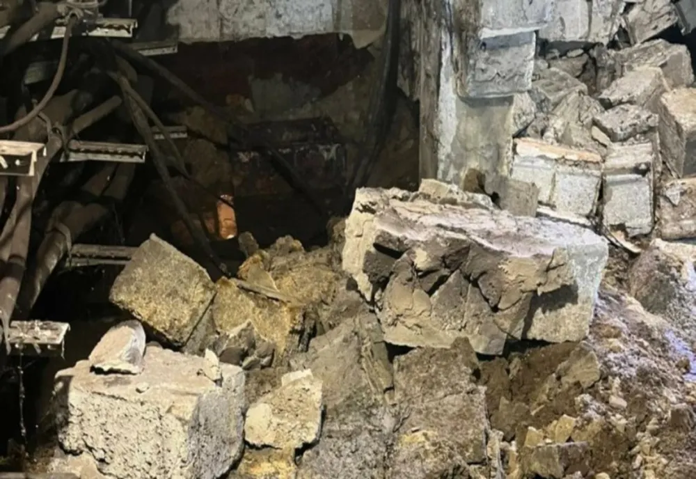 ZID PRĂBUȘIT LA METROU DUPĂ PLOILE TORENȚIALE. STAȚIA PIAȚA SUDULUI, AFECTATĂ DE INFILTRAȚII