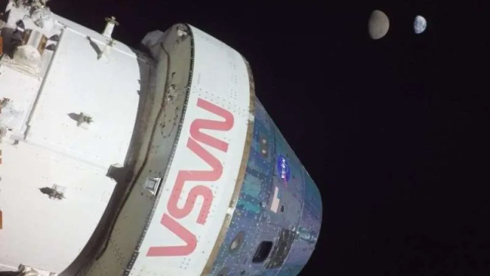 Nava spaţială Orion a părăsit orbita Pământului