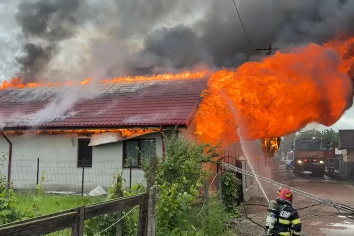 Scene dramatice într-un sat din Vaslui: un bărbat s-a prăbușit mortal în timp ce privea un incendiu devastator