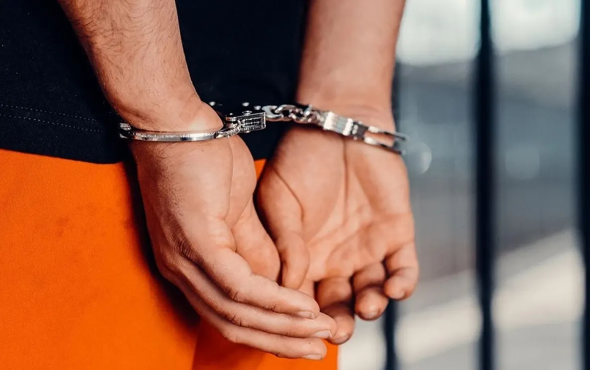 Vaslui: Un bărbat de 87 de ani, acuzat că a urmărit o fetiță de 10 ani și a încercat să o ademenească la un hotel
