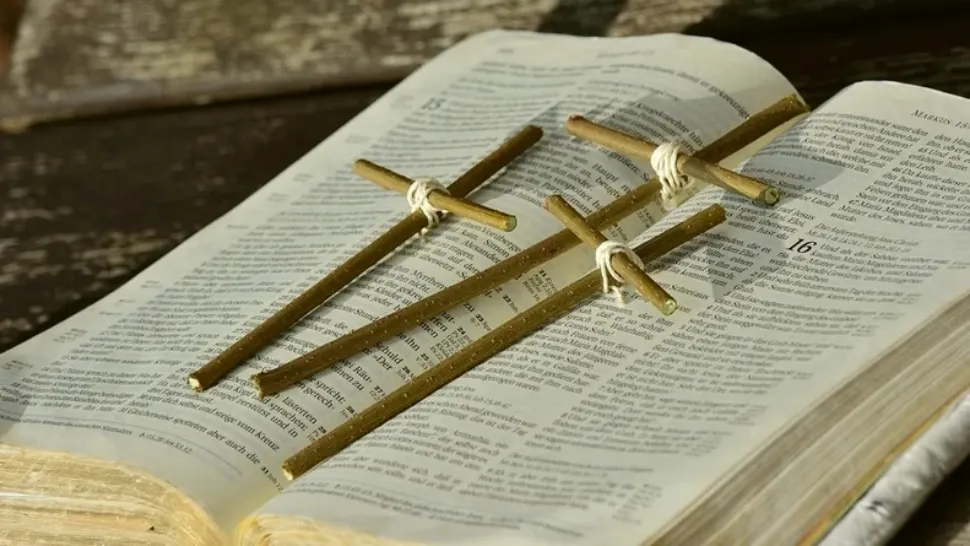 Motivul pentru care nu se îngenunchează în Biserică din noaptea de Paște și până la Rusalii