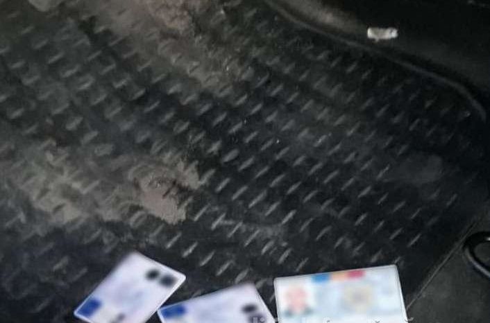 Documente de identitate false descoperite ascunse într-un autoturism, sub preș