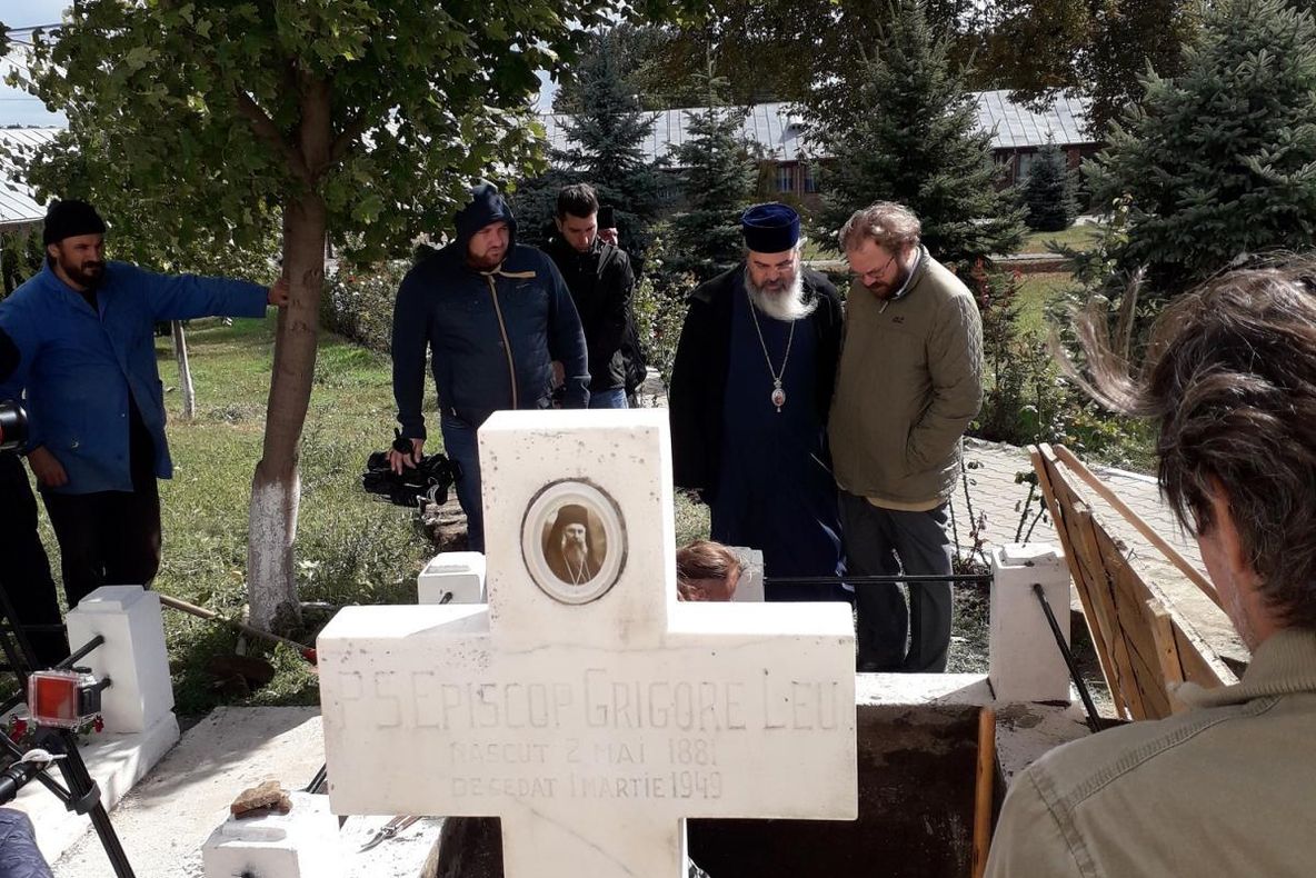 A început deshumarea fostului Episcop Grigore Leu