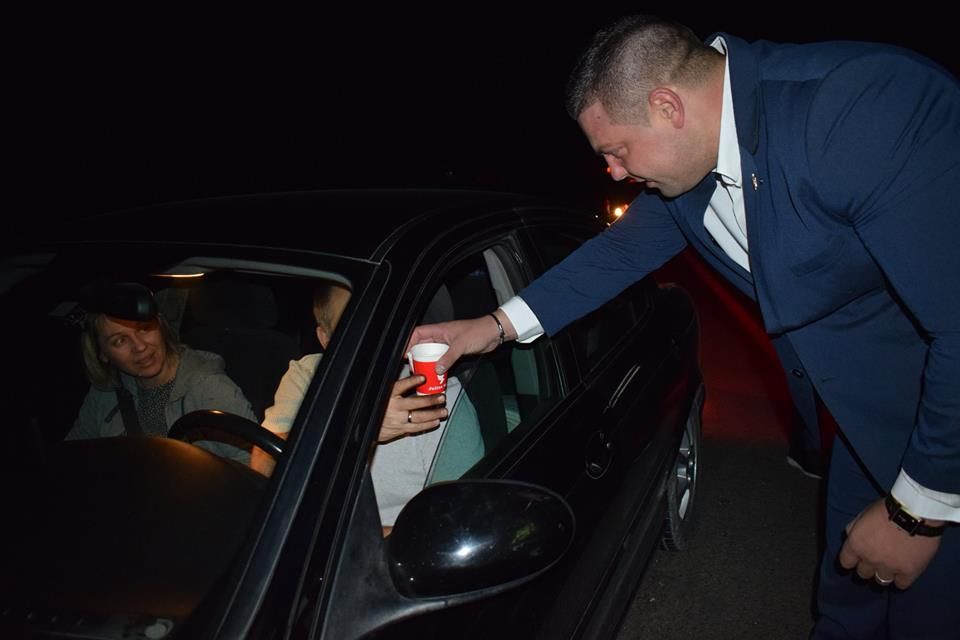 Oboseala la volan, prevenită cu o cafea oferită de prefectul județului - VIDEO