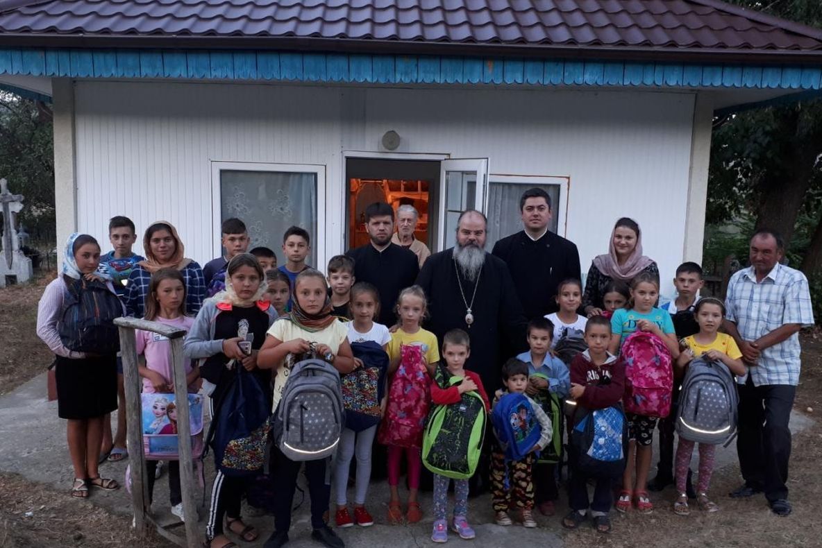 Episcopul a împărțit ghiozdane la copiii nevoiași
