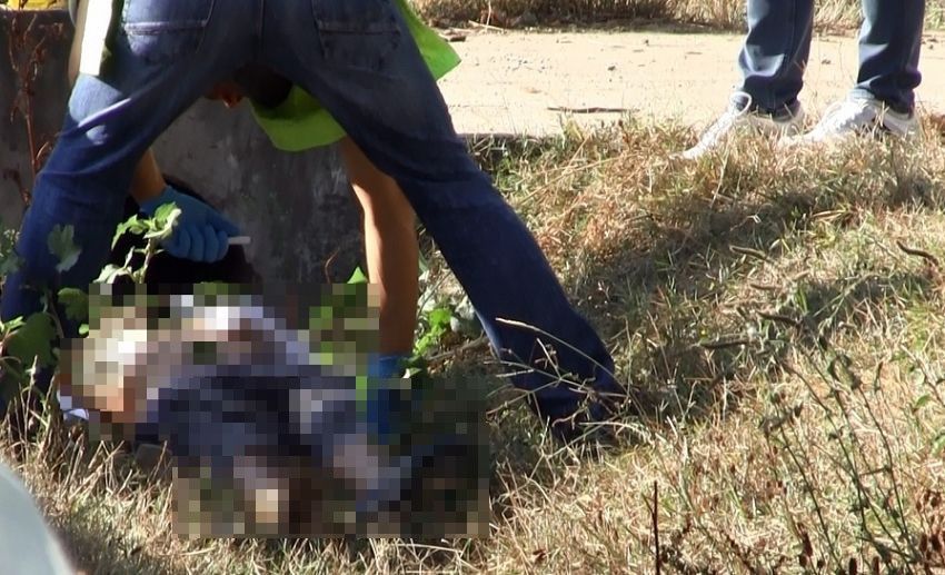 Cadavrul unei femei din Peicani, a zăcut în drum mai bine de 8 ore