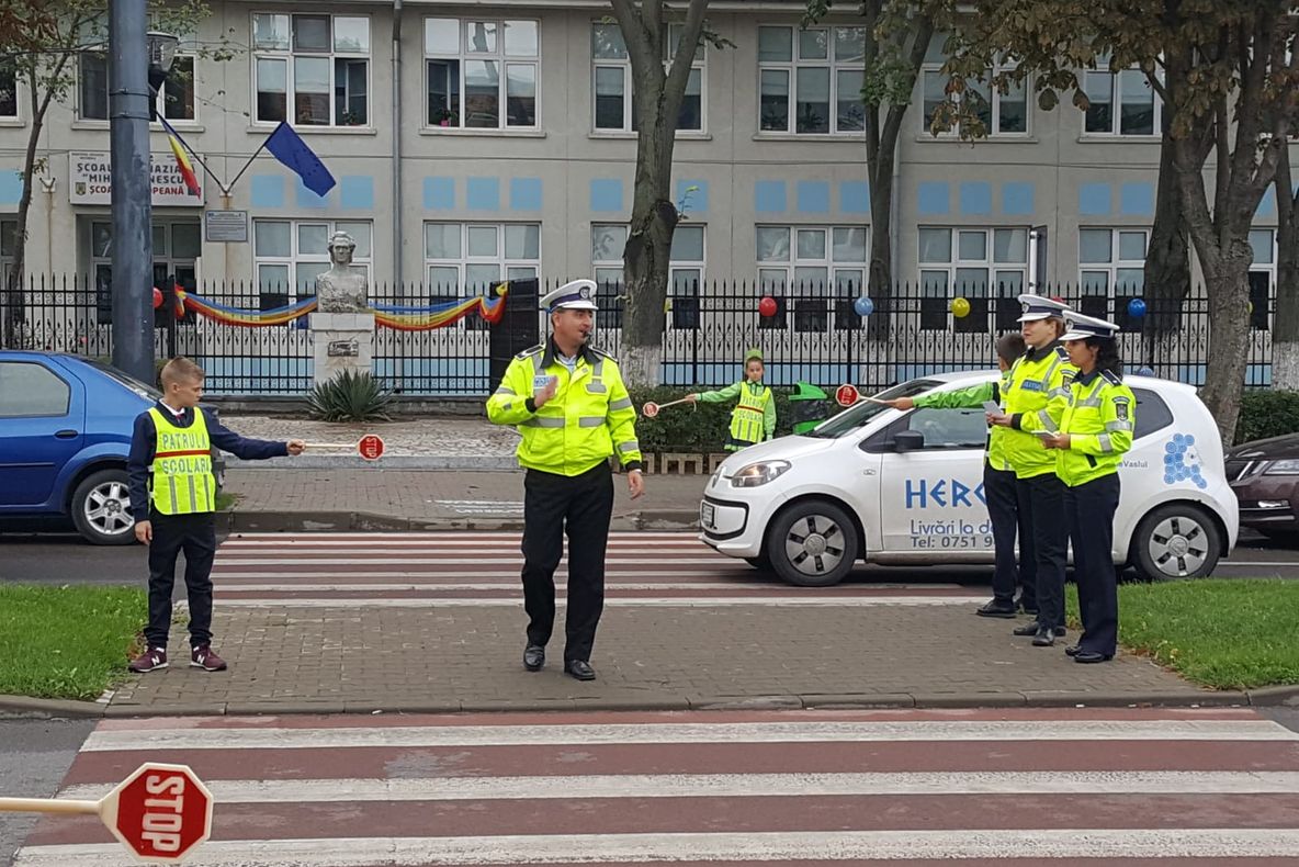 Polițiștii, în mijlocul elevilor, la deschiderea noului an școlar